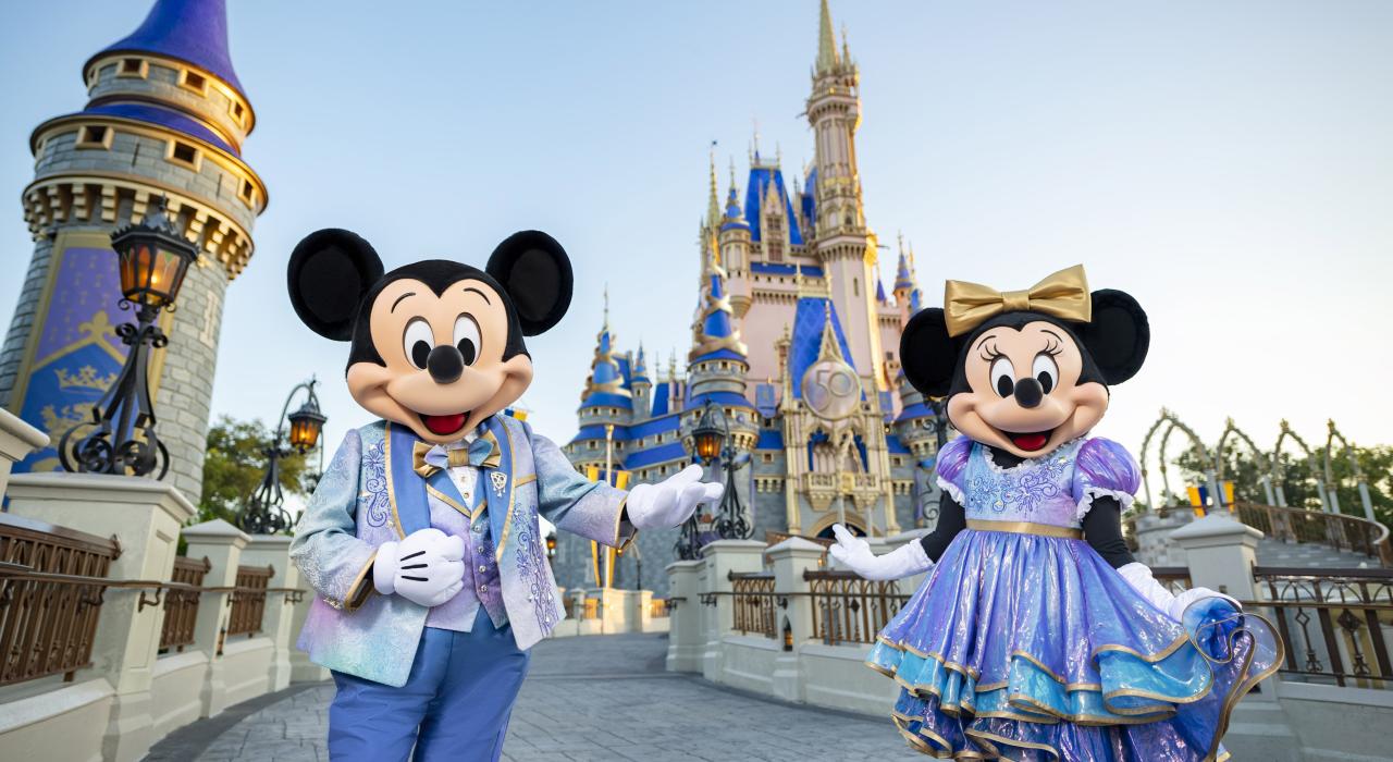 central florida online, mike mouse with Minnie in front of castle at Walt Disney World